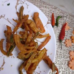 A picture of 3 coloured capsicum pakora.