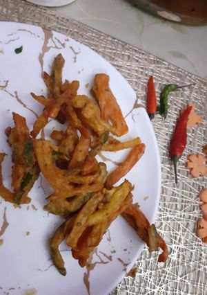 A picture of 3 coloured capsicum pakora.