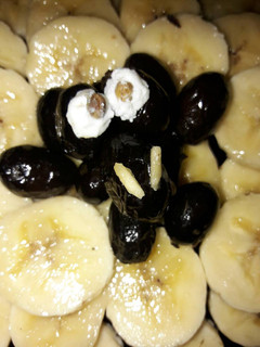 Una foto de Ensalada oveja con plátano, uvas y olivas negras de Aragón