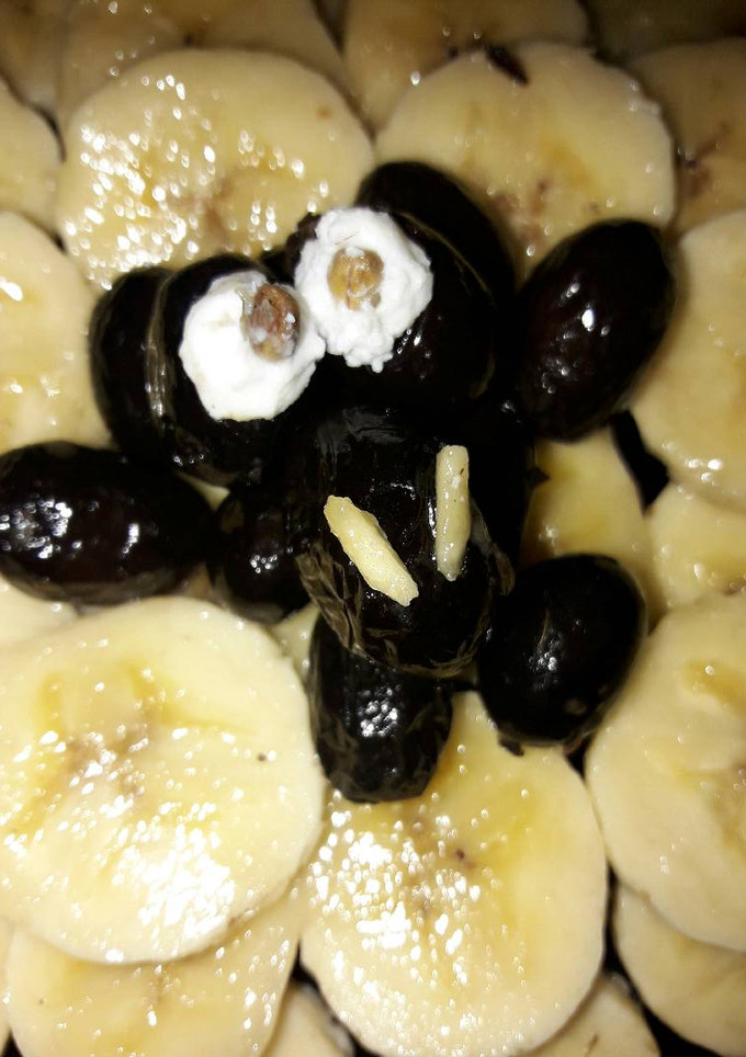 Una foto de Ensalada oveja con plátano, uvas y olivas negras de Aragón