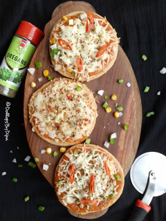 પિઝા (નો ઓવન-નો યીસ્ટ) (pizza recipe in Gujarati) રેસીપી મુખ્ય ફોટો