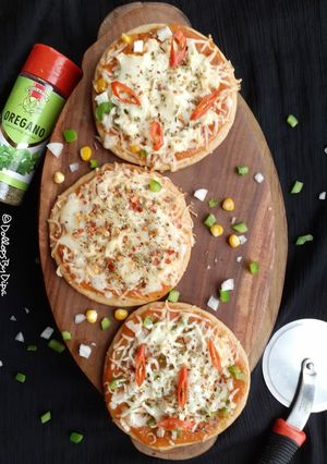 પિઝા (નો ઓવન-નો યીસ્ટ) (pizza recipe in Gujarati) રેસીપી મુખ્ય ફોટો