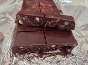 Una foto de turrón de chocolate con avellanas