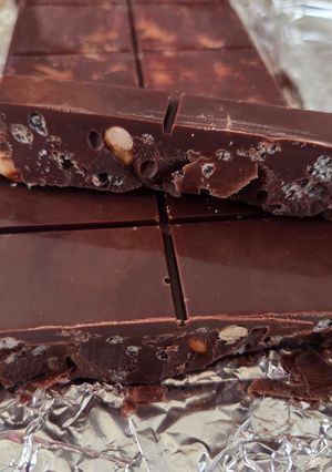 Una foto de Turrón de chocolate, Baileys, avellanas y chocolate krispis