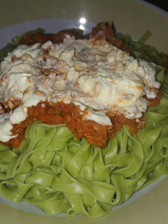 Una foto de Fideos de espinaca con salsa de tomate fácil