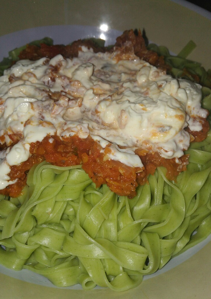 Una foto de Fideos de espinaca con salsa de tomate fácil
