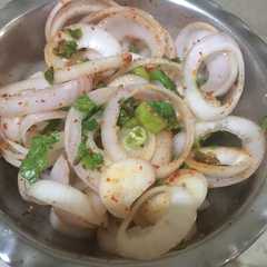 A picture of લચ્છા કાંદા સલાડ.