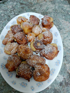 Una foto de Buñuelos con crema pastelera
