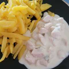 O poză a rețetei Piept de pui cu sos gorgonzola și cartofi prăjiți.
