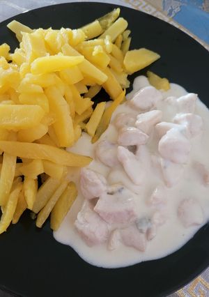O poză a rețetei Piept de pui cu sos gorgonzola și cartofi prăjiți.