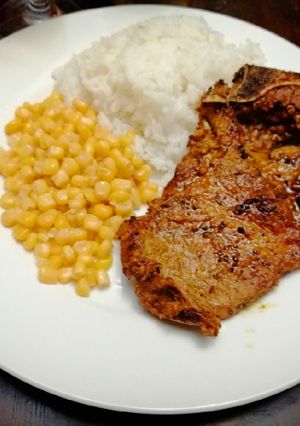 Una foto de T-Bone al Carbón, Maíz con Mantequilla & Arroz con ajos