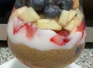 Una foto de Rosalia amaranth fruits breakfast