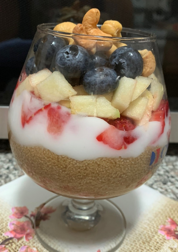 Una foto de Rosalia amaranth fruits breakfast