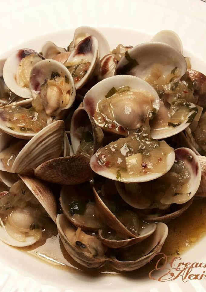Una foto de Almejas chirlas en salsa ibérica