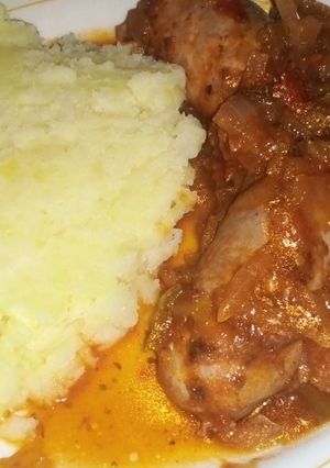 Una foto de Chorizo a la pomarola con puré de papa 😋