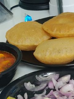 सूजी पूरी और आलू (Suji puri aur aloo recipe in Hindi) रेसिपी मुख्य फोटो