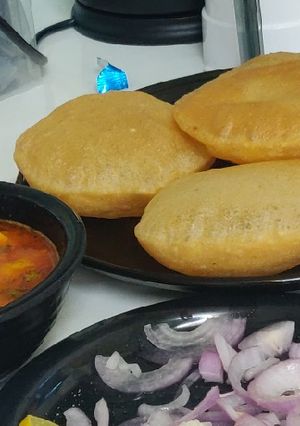 सूजी पूरी और आलू (Suji puri aur aloo recipe in Hindi) रेसिपी मुख्य फोटो