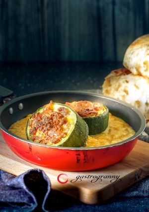 Töltött cukkini sárgaborsó főzelékkel recept fotója
