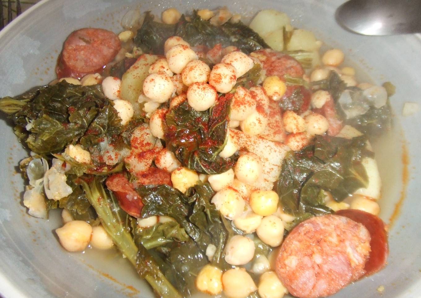 Potaje de grelos, garbanzos y chorizo casero