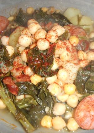 Una foto de Potaje de grelos, garbanzos y chorizo casero
