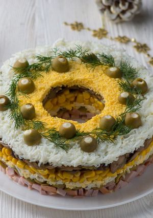 Фото Праздничный салат с ветчиной и оливками.