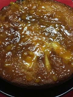 Una foto de Bizcocho de manzana y mermelada de melocotón