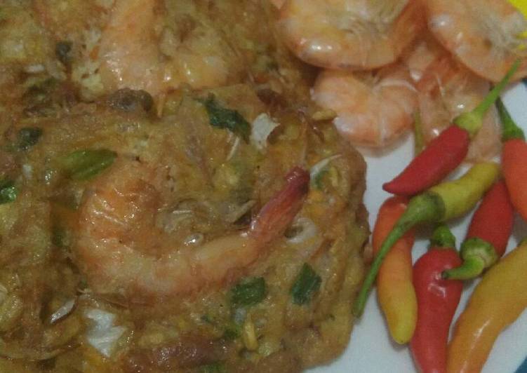 Resep Bakwan Sayur Topping Udang [ DEBM], Bisa Manjain Lidah