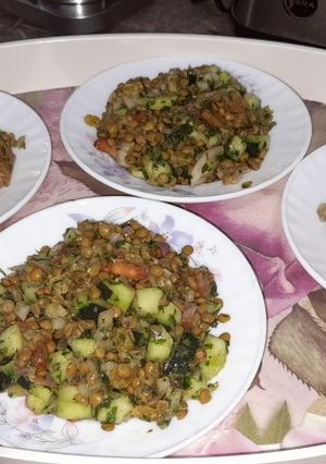 صورة لوصفة سلطة العدس مع الزبيب والخضر