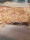 Empanada de morcilla y mermelada de tomate con verduras