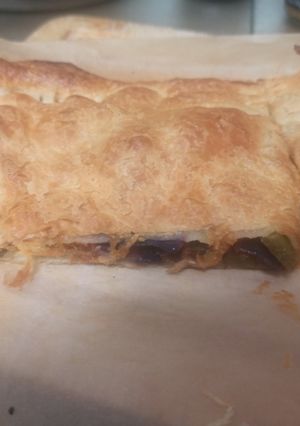 Una foto de Empanada de morcilla y mermelada de tomate con verduras