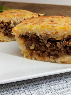 Una foto de Pastel de arroz y carne