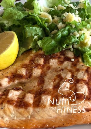 Una foto de Salmón rosado con ensalada de verdes #keto