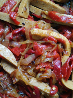 Una foto de Seitán (tofu) con verduritaS