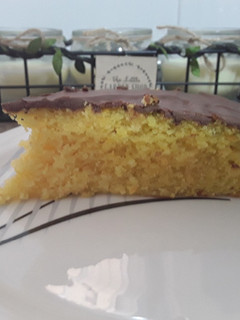 Una foto de Bizcocho de naranja con cobertura de chocolate 🍊🍫