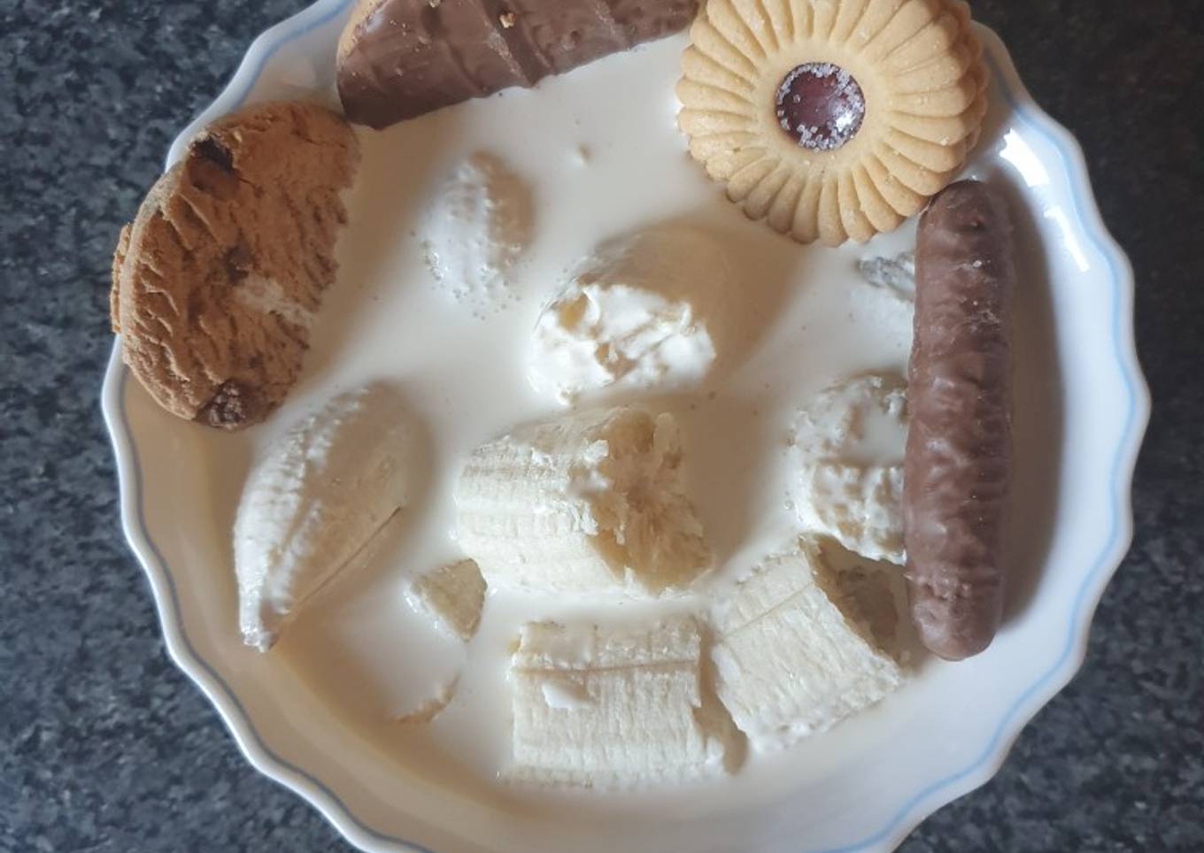 Biscuits Bananas an Double Cream