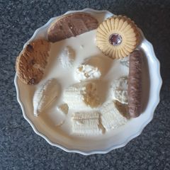 A picture of Biscuits Bananas an Double Cream.