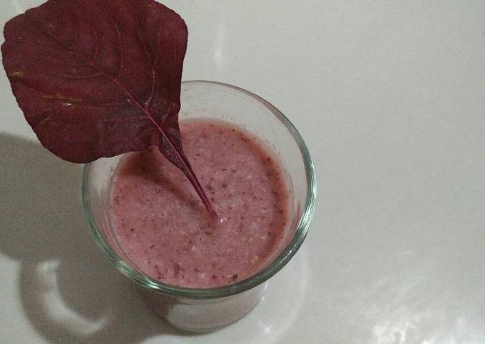 Smoothie pisang, bayam merah dan nanas