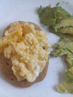 Una foto de Desayuno en 3': huevos con palta