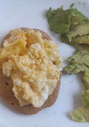 Una foto de Desayuno en 3': huevos con palta