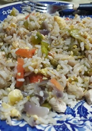 Una foto de Arroz salteado con verduras y pollo