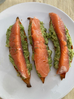 Una foto de Tostas de boniato y salmón