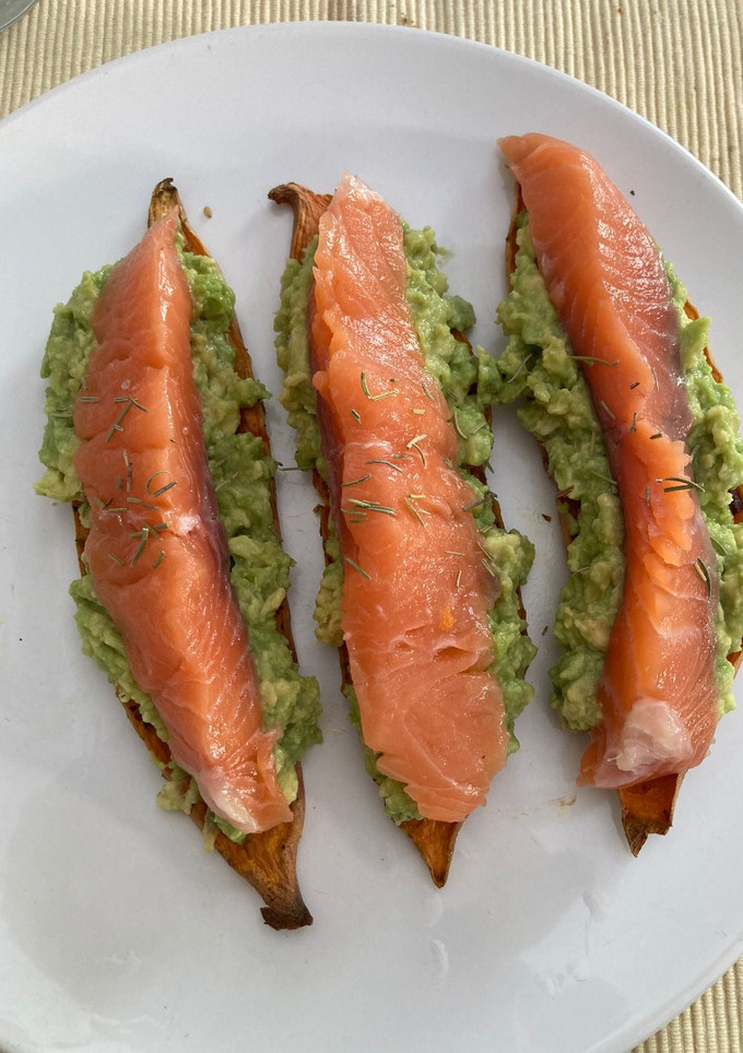 Una foto de Tostas de boniato y salmón