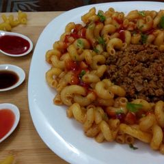 A picture of Macaroni with ground meat.
