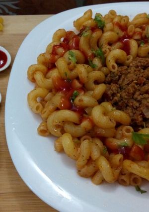 A picture of Macaroni with ground meat.