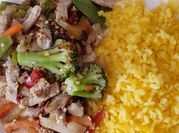Una foto de wok de carne