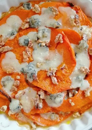 O poză a rețetei Dovleac cu gorgonzola și nuci la cuptor.