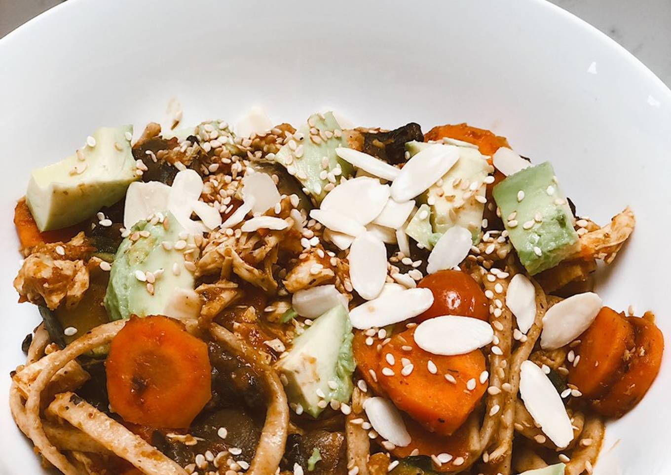 Pasta de almendras con verduras salteadas, salsa de tomate, aguacate y pollo 🍗