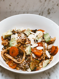 Una foto de Pasta de almendras con verduras salteadas, salsa de tomate, aguacate y pollo 🍗