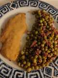 Guisantes con jamón y merluza empanada