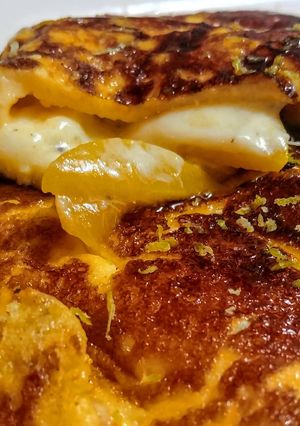 Una foto de OMELLETTE Rellena con Duraznos🍑y queso Mozzarella...!
